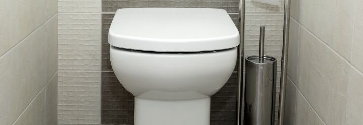 Raumspar-WC in kleiner Toilette